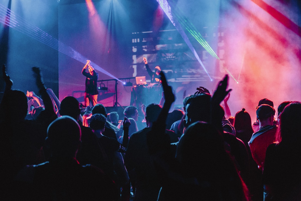 DJ PrimeBeat Events — widok od tyłu na parkiet i gości podczas wesela premium